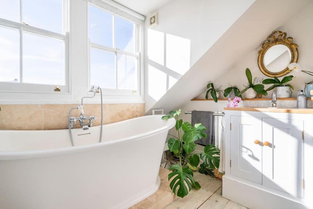 Boat House, Relax In A Whitstable Fisherman'S Cottage Exteriör bild